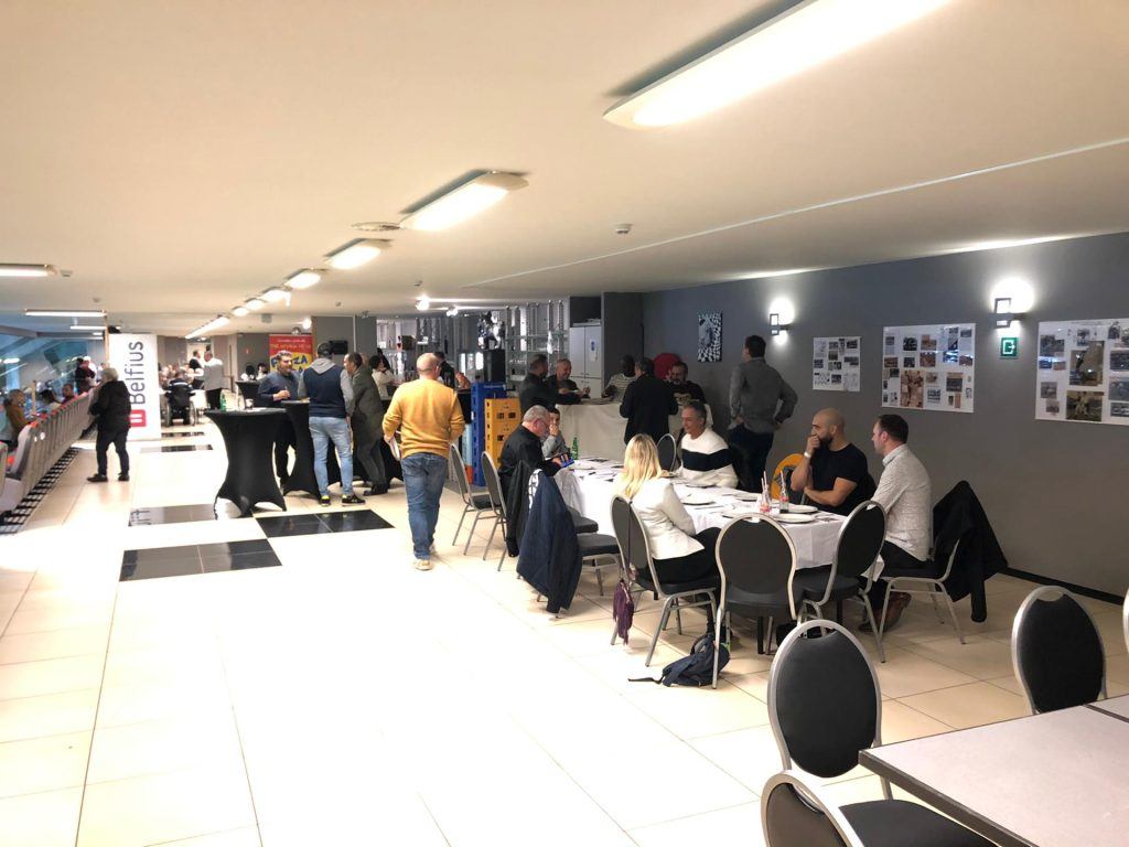 La salle des Business Seats du stade, tables dressées avant une rencontre.